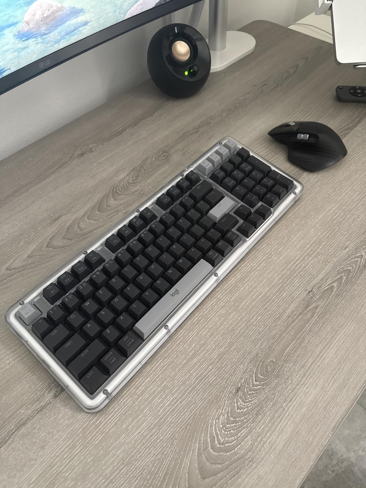 Logitech Alto Keys K98M Wireless Mechanical Gasket Keyboard - Off White customer photo 1