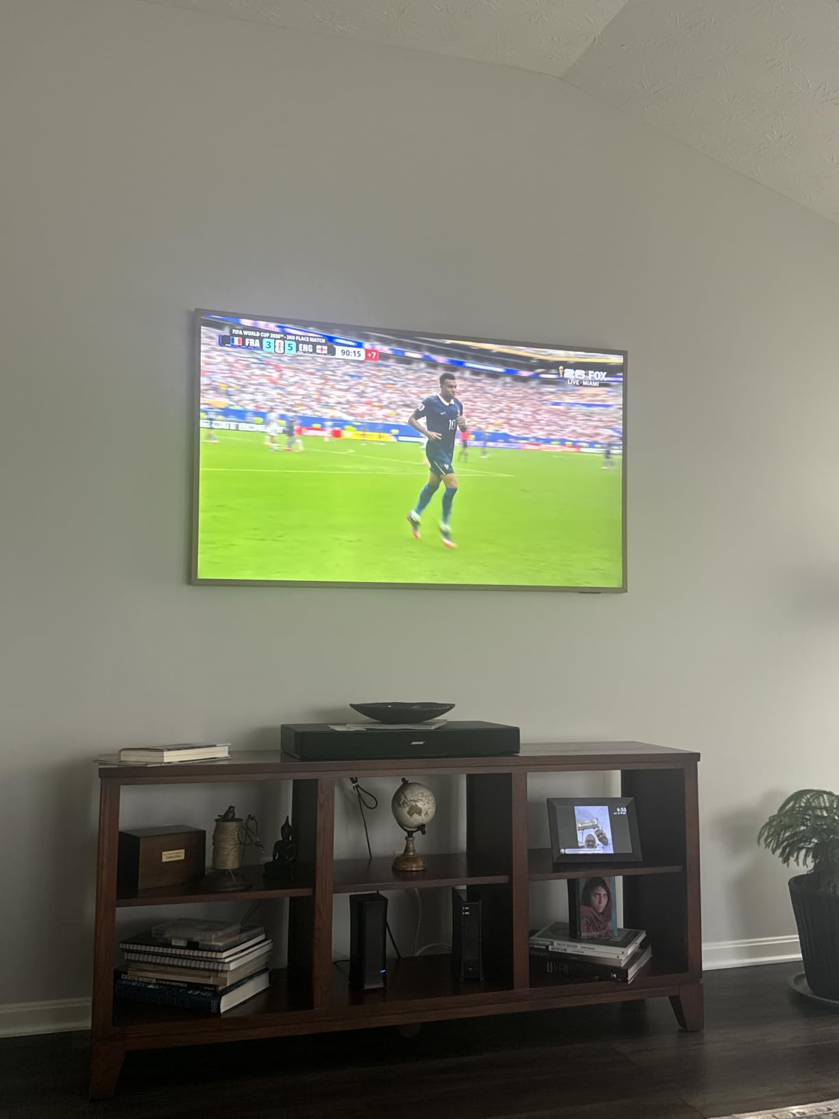 Samsung 85-Inch Class The Frame Pro LS03HW Series Samsung Vision AI Smart TV (2026 Model, 85LS03HW) Glare Free with Neo QLED, Wireless One Connect, Slim Fit Wall Mount Included, Alexa Built-in customer photo 1