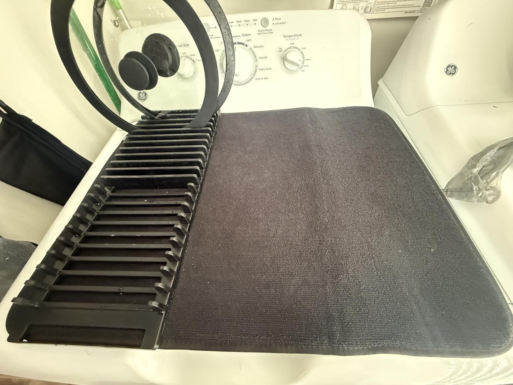 Umbra Udry Dish Drying Rack with Microfiber Mat, Foldable Drainer, Black customer photo 1