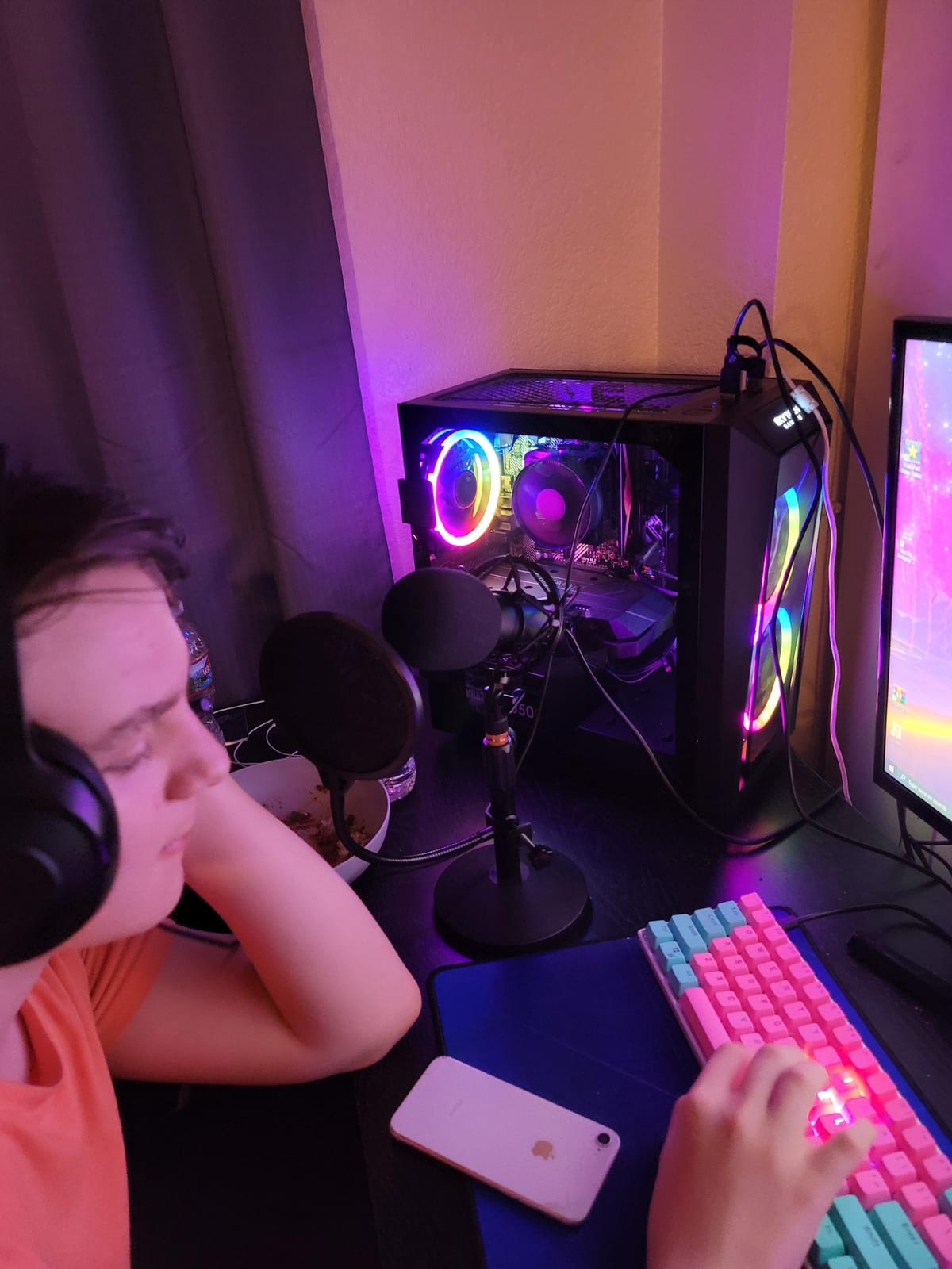 Skytech Gaming Azure 3 Gaming PC, Ryzen 7 9850X3D, RX 9070 XT customer photo 1