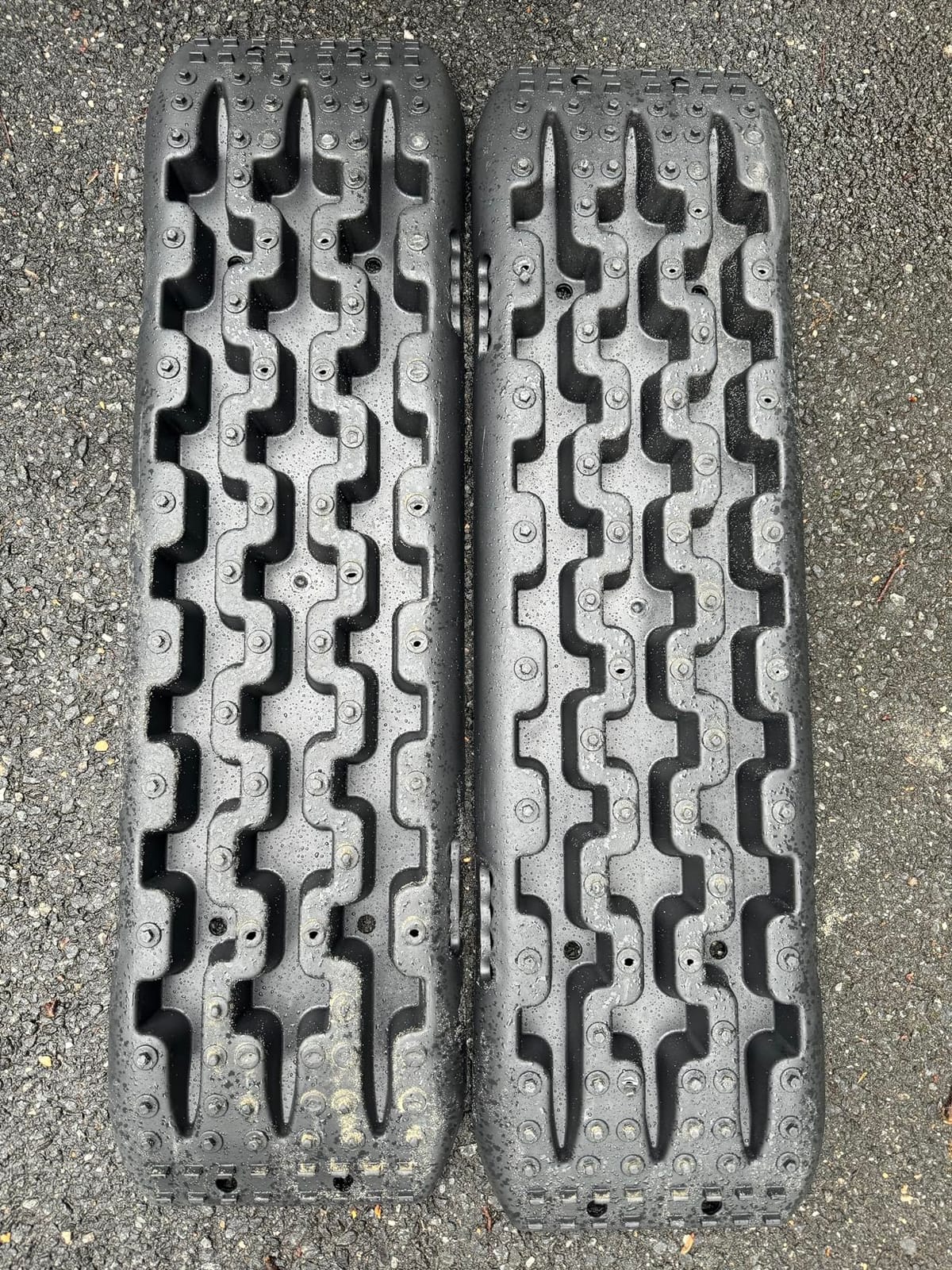 FieryRed Traction Boards Offroad, Recovery Boards with 2 Leashes and Carry Bag, 2Pcs Traction Mat Recovery Tracks for Sand Mud Snow Track Tire Ladder 4X4, Red GEN1th customer photo 2