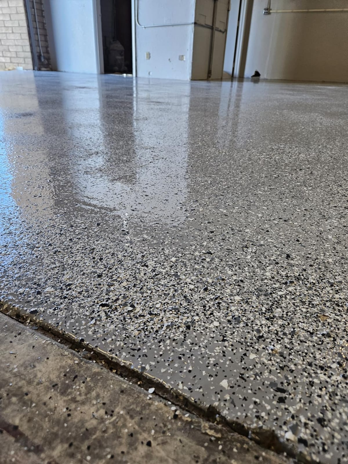 Epoxy Floor Kit – Good Full Kit – Black Base with Domino Blend Flake – Covers 2,500 sq. ft. at 9.7 mils Thickness – Ideal for Garage, Basement, Concrete Floors, and More customer photo 2